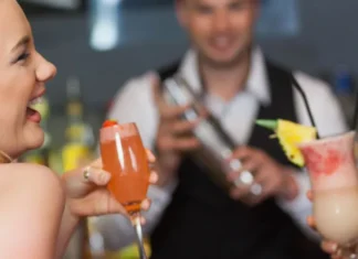 Fare un aperitivo tra amici è un piacere sociale molto diffuso, ma può facilmente trasformarsi in una bomba calorica.